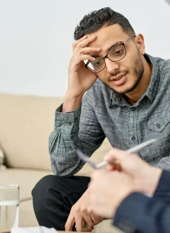 Therapist meeting with a client during dual diagnosis treatment for co-occurring mental health and substance use disorders